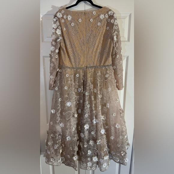 Mac Duggal Beaded Deep-V Neck Lace Dress NWT Size 14 Style 67387 - Picture 7 of 9